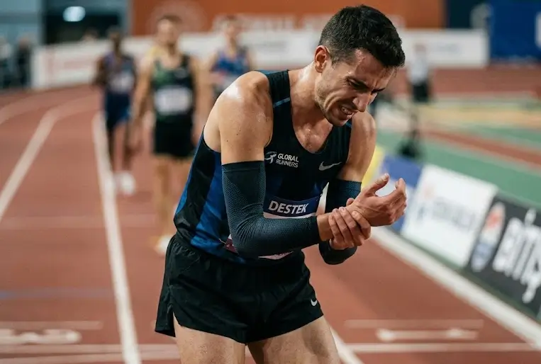 El Bileği burkulması yaşayan bir sporcu görseli.