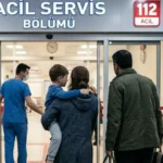 çocuğunun kolu kırılan ebeveynlerin acil servise girişini gösteren görsel