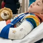 Kolu kırılan acilde bir çocuk görseli