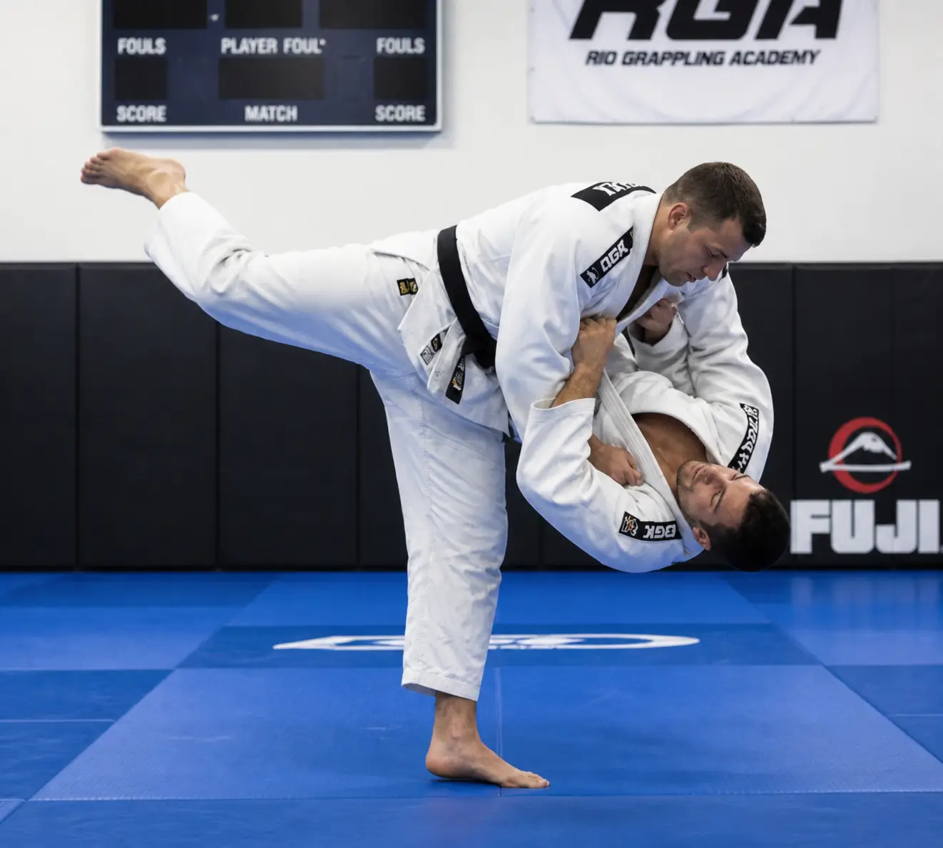 Jiu-jitsu sırasında rakibinin formasını tutarken parmak fleksör tendonunda ani çekilme yaralanmasını temsil eden sporcu görseli.